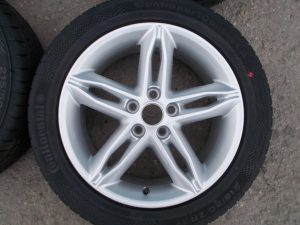 Brak dekielków z logo i brak śrub